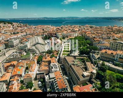 Blick Aus Der Vogelperspektive Auf Die Wunderschöne Lissabonner Stadt Restauradores Platz. Hochwertige 4K-Aufnahmen Stockfoto