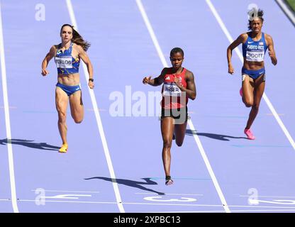 Paris, Frankreich. August 2024. Salwa Eid Naser aus Bahrain (C) tritt während der 400-m-Runde der Athletik bei den Olympischen Spielen 2024 in Paris, Frankreich, am 5. August 2024 an. Quelle: Li Ying/Xinhua/Alamy Live News Stockfoto