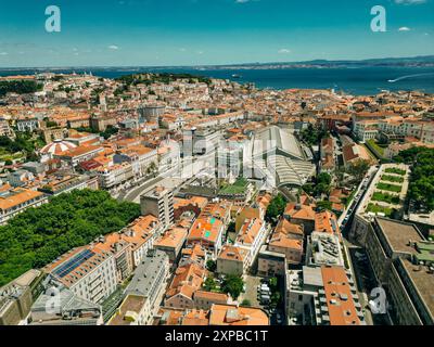 Blick Aus Der Vogelperspektive Auf Die Wunderschöne Lissabonner Stadt Restauradores Platz. Hochwertige 4K-Aufnahmen Stockfoto