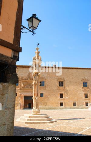 Der Hauptplatz. Peñaranda de Duero, Burgos Provinz Kastilien-Leon, Spanien. Stockfoto