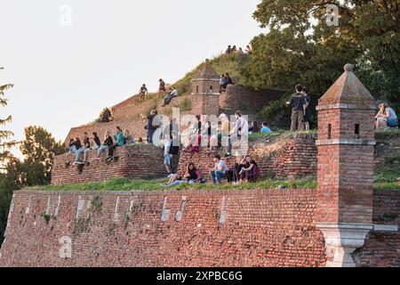 24. Mai 2024, Belgrad, Serbien: Menschen, die sich im Kalemegdan Park entspannen und den Sonnenuntergang und die Aussicht auf die Stadt genießen Stockfoto