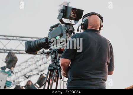 24. Mai 2024, Belgrad, Serbien: Videofilmer, der eine Fernsehsendung mit High-Tech-Kameraausrüstung aufnimmt Stockfoto