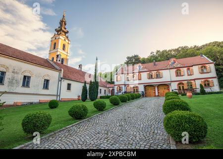 1. Juni 2024, Fruska Gora, Serbien: Historisches Kloster Grgeteg, ein Symbol des serbischen religiösen Erbes, gekennzeichnet durch seine weißen Wände, komplizierte Kuppel Stockfoto
