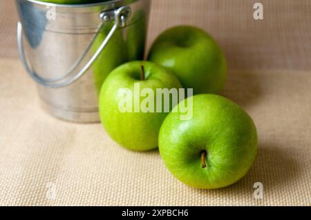 Grüne Äpfel. Still-Leben. Stockfoto