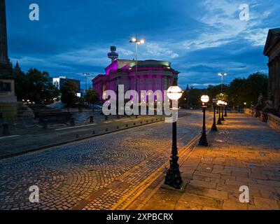 Erhöhter Blick auf die William Brown Street in Richtung St Georges Hall mit Straßenbeleuchtung in der Abenddämmerung. Stockfoto