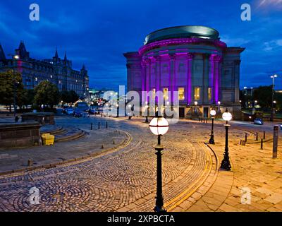 Erhöhter Blick auf die William Brown Street in Richtung St Georges Hall mit Straßenbeleuchtung in der Abenddämmerung. Stockfoto