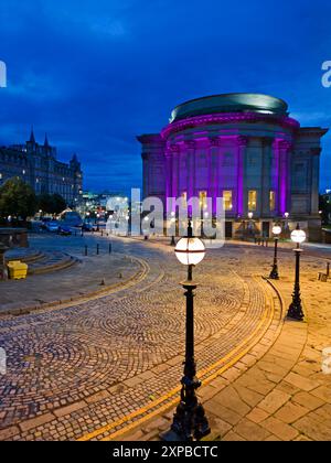 Erhöhter Blick auf die William Brown Street in Richtung St Georges Hall mit Straßenbeleuchtung in der Abenddämmerung. Stockfoto