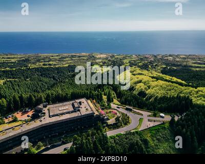 Azoren - vulkanischer Blus-See Sete Cidades, grüne Landschaft in Portugal, San Miguel. Hochwertige 4K-Aufnahmen Stockfoto