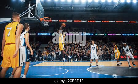 Cinematic College Basketball Turnier: Zwei junge erfolgreiche Teams spielen ein Meisterschaftsspiel in einer modernen Arena. Der aufgeregte afrikanische Spieler erzielt mit zwei Händen ein wunderschönes Tor von Slam Dunk. Stockfoto