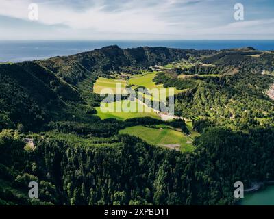 Azoren - vulkanischer Blus-See Sete Cidades, grüne Landschaft in Portugal, San Miguel. Hochwertige 4K-Aufnahmen Stockfoto