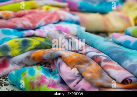 Tye Dye Shirts zum Verkauf auf einem Markt im Freien Stockfoto