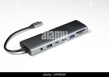 Moderner multifunktionaler Adapter oder Dockingstation mit mehreren Anschlüssen bieten mehrere Arten von Eingangsausgängen für Computerbenutzer – isolieren auf weißem Hintergrund. Stockfoto