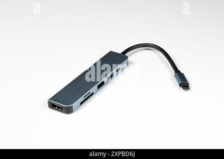 Moderner multifunktionaler Adapter oder Dockingstation mit mehreren Anschlüssen bieten mehrere Arten von Eingangsausgängen für Computerbenutzer – isolieren auf weißem Hintergrund. Stockfoto