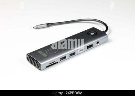 Moderner multifunktionaler Adapter oder Dockingstation mit mehreren Anschlüssen bieten mehrere Arten von Eingangsausgängen für Computerbenutzer – isolieren auf weißem Hintergrund. Stockfoto