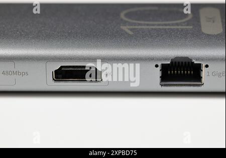 HDMI- und Gigabit-lan-Anschluss an der Dockingstation des neuen Premium-Notebook-Modells. Stockfoto