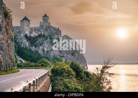 Historische Djerdap-Schlucht und Golubac-Festung in Serbien, vor atemberaubendem Sonnenuntergang über der Donau Stockfoto