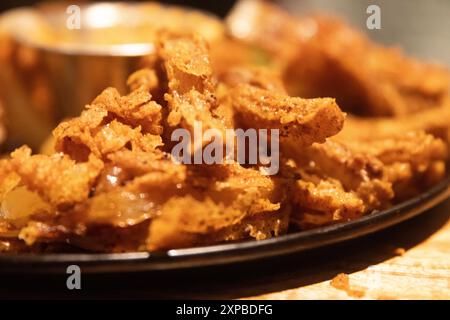 Gebratene Zwiebelvorspeise mit Dippsoße Stockfoto