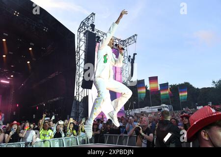 UK. August 2024. BRIGHTON, ENGLAND – 4. AUGUST: Mika trat am 4. August 2024 in Brighton und Hove Pride in Preston Park auf. CAP/MAR © MAR/Capital Pictures Credit: Capital Pictures/Alamy Live News Stockfoto