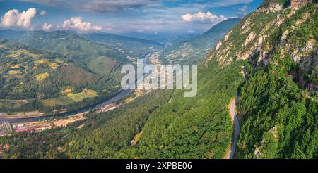 Aus der Vogelperspektive auf den Fluss Drina, der sich durch den Naturpark Tara schlängelt, grüne Berge und Wälder in Serbien Stockfoto