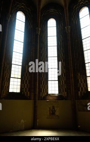 Komplizierte Buntglasfenster in der Stiftskirche San Secondo, Asti. Künstlerisches Meisterwerk beleuchtet historische religiöse Architektur. Stockfoto