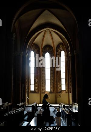 Komplizierte Buntglasfenster in der Stiftskirche San Secondo, Asti. Künstlerisches Meisterwerk beleuchtet historische religiöse Architektur. Stockfoto