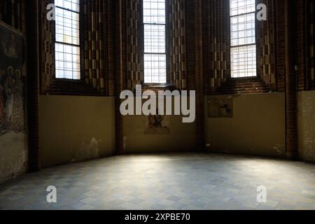 Komplizierte Buntglasfenster in der Stiftskirche San Secondo, Asti. Künstlerisches Meisterwerk beleuchtet historische religiöse Architektur. Stockfoto