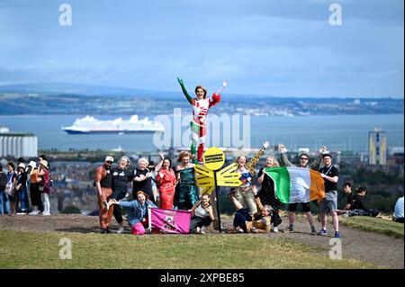 Edinburgh, Schottland, Großbritannien. August 2024. Edinburgh Fringe: Das National Partnerships Program 2024 des Pleasance Theatre Trust startet auf Calton Hill, Darsteller in Kostümen von 7 Shows mit Straßenschildern aus sieben Städten in ganz Großbritannien. Quelle: Craig Brown/Alamy Live News Stockfoto