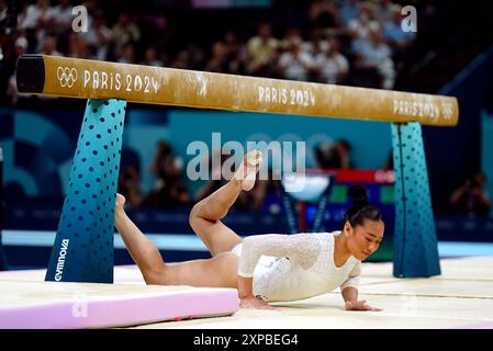 Am zehnten Tag der Olympischen Spiele 2024 in Frankreich fällt die US-amerikanische Sunisa Lee beim Finale der Frauen-Balancestrahlen in der Bercy Arena vom Strahl. Bilddatum: Montag, 5. August 2024. Stockfoto