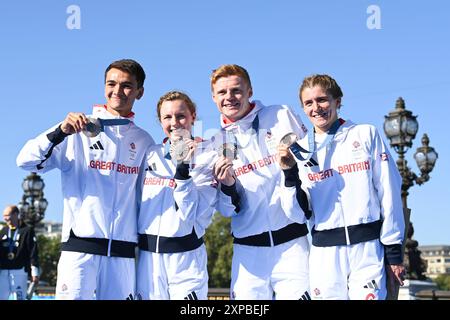 Paris, Frankreich. August 2024. Alex Yee, Georgia Taylor-Brown, Samuel Dickinson, Beth Potter von Großbritannien Bronzemedaille, Triathlon, Mixed Relay während der Olympischen Spiele Paris 2024 am 5. August 2024 im Pont Alexandre III in Paris, Frankreich - Foto Michael Baucher/Panorama/DPPI Media Credit: DPPI Media/Alamy Live News Stockfoto