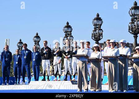 Paris, Frankreich. August 2024. Taylor Knibb, Morgan Pearson, Taylor Spivey, Seth Rider of USA Silbermedaille, Tim Hellwig, Lisa Tertsch, Laura Lindemann, lasse Lührs of Germany Goldmedaille, Alex Yee, Georgia Taylor-Brown, Samuel Dickinson, Beth Potter of Great Britain Bronze Medaille, Triathlon, Mixed Relay während der Olympischen Spiele Paris 2024 am 5. August 2024 im Pont Alexandre III in Paris, Frankreich - Foto Michael Baucher/Panorama/DPPI Media Credit: DPPI Media/Alamy Live News Stockfoto