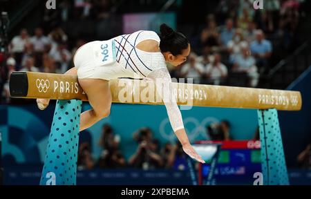 Am zehnten Tag der Olympischen Spiele 2024 in Frankreich fällt die US-amerikanische Sunisa Lee beim Finale der Frauen-Balancestrahlen in der Bercy Arena vom Strahl. Bilddatum: Montag, 5. August 2024. Stockfoto