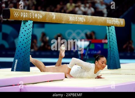 Am zehnten Tag der Olympischen Spiele 2024 in Frankreich fällt die US-amerikanische Sunisa Lee beim Finale der Frauen-Balancestrahlen in der Bercy Arena vom Strahl. Bilddatum: Montag, 5. August 2024. Stockfoto