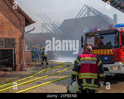 Mehrere Gebäude in Schillerslage abgebrannt Baufachberater des Technischen Hilfswerks begutachten die Einsturzgefahr bei den ausgebrannten Gebäuden. Bernd Günther / BG-PRESSPHOTO.de *** mehrere Gebäude brannten in Schillerslage ab Bauberater des Bundesamtes für Technische Hilfe bewerten die Einsturzgefahr in den ausgebrannten Gebäuden Bernd Günther BG PRESSPHOTO DE Urheberrecht: XBerndxGüntherx Stockfoto