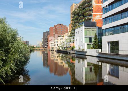 Eine Reihe von modernen Hochhäusern mit gemischter Nutzung, die auf dem Wasser im Stadtteil Zuidas in Amsterdam, Niederlande, gebaut wurden. Stockfoto