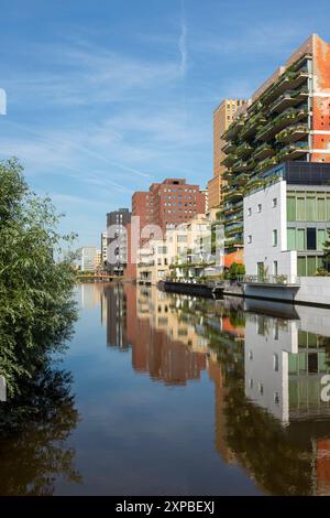 Moderne Hochhäuser mit gemischter Nutzung am Wasser im Stadtteil Zuidas in Amsterdam, Niederlande. Stockfoto