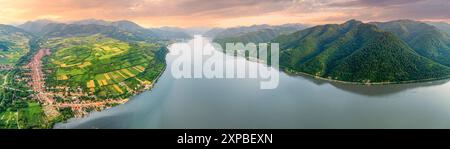 Luftpanorama der Donauküste in der Nähe von Liubcova, Rumänien, und Djerdap, Serbien, im Sommer Stockfoto