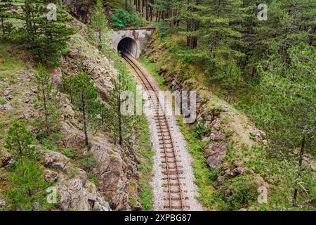 Aus der Vogelperspektive auf die berühmte Eisenbahnstrecke Shargan Acht im Tunnel, die sich durch Täler und Wälder schlängelt und eine einzigartige Besichtigungstour bietet Stockfoto