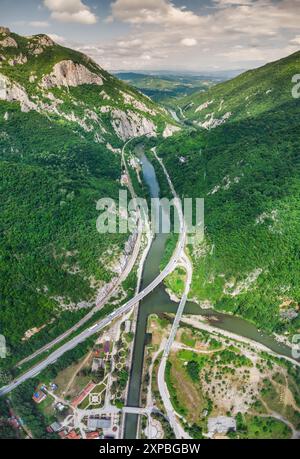 Atemberaubende Luftaufnahme der Ovcar-Kablar-Schlucht in Serbien, die den gewundenen Fluss und die zerklüftete Landschaft zeigt, perfekt für Naturliebhaber und Wanderer. Stockfoto