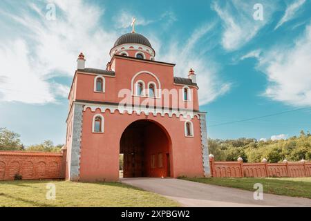 1. Juni 2024, Fruska Gora, Serbien: Kloster Krusedol, eine historische serbisch-orthodoxe Stätte Stockfoto