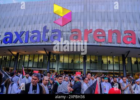 Kuala Lumpur, Malaysia. August 2024. Die Leute nehmen an der Befreiungskundgebung Teil. Himpunan Pembebasan Palestin, genannt als Palestine Liberation Rally, ist eine malaysische Solidaritätsversammlung, um der Welt zu zeigen, dass Malaysia die Ermordung des Vorsitzenden des Politbüros der Hamas, Ismail Haniyeh, verurteilt und die Befreiung Palästinas weiterhin unterstützen wird. Mehr als zehntausend Menschen haben an der Veranstaltung teilgenommen, um ihre Unterstützung in der Axiata Arena zu zeigen. Quelle: SOPA Images Limited/Alamy Live News Stockfoto