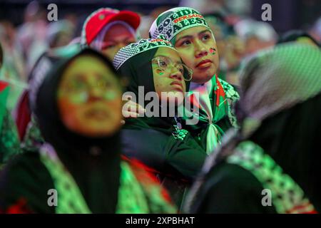 Kuala Lumpur, Malaysia. August 2024. Die Leute nehmen an der Befreiungskundgebung Teil. Himpunan Pembebasan Palestin, genannt als Palestine Liberation Rally, ist eine malaysische Solidaritätsversammlung, um der Welt zu zeigen, dass Malaysia die Ermordung des Vorsitzenden des Politbüros der Hamas, Ismail Haniyeh, verurteilt und die Befreiung Palästinas weiterhin unterstützen wird. Mehr als zehntausend Menschen haben an der Veranstaltung teilgenommen, um ihre Unterstützung in der Axiata Arena zu zeigen. Quelle: SOPA Images Limited/Alamy Live News Stockfoto