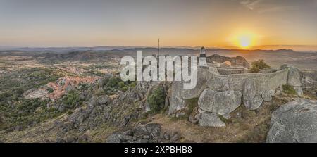 Drohnenpanorama der historischen Stadt und der Festung Monsanto in Portugal am Morgen während des Sommersonnenaufgangs Stockfoto