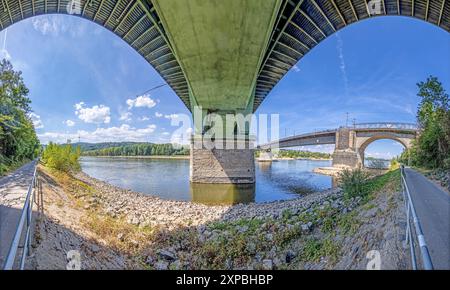 A wide-angle shot of a highway bridge from below captures its symmetrical geometrical structure Stockfoto