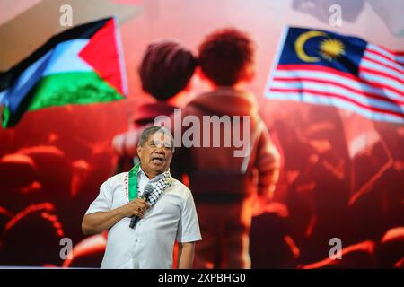 Kuala Lumpur, Malaysia. August 2024. Mohamad Sabu Minister für Landwirtschaft und Ernährungssicherheit Malaysias hält während der Befreiungskundgebung Reden. Himpunan Pembebasan Palestin, genannt als Palestine Liberation Rally, ist eine malaysische Solidaritätsversammlung, um der Welt zu zeigen, dass Malaysia die Ermordung des Vorsitzenden des Politbüros der Hamas, Ismail Haniyeh, verurteilt und die Befreiung Palästinas weiterhin unterstützen wird. Mehr als zehntausend Menschen haben an der Veranstaltung teilgenommen, um ihre Unterstützung in der Axiata Arena zu zeigen. Quelle: SOPA Images Limited/Alamy Live News Stockfoto