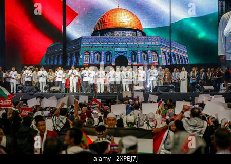 Kuala Lumpur, Malaysia. August 2024. Menschenmassen nehmen an der Befreiungskundgebung Teil. Himpunan Pembebasan Palestin, genannt als Palestine Liberation Rally, ist eine malaysische Solidaritätsversammlung, um der Welt zu zeigen, dass Malaysia die Ermordung des Vorsitzenden des Politbüros der Hamas, Ismail Haniyeh, verurteilt und die Befreiung Palästinas weiterhin unterstützen wird. Mehr als zehntausend Menschen haben an der Veranstaltung teilgenommen, um ihre Unterstützung in der Axiata Arena zu zeigen. (Foto: Faris Hadziq/SOPA Images/SIPA USA) Credit: SIPA USA/Alamy Live News Stockfoto