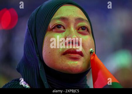 Kuala Lumpur, Malaysia. August 2024. Eine Frau reagiert während der Befreiungskundgebung. Himpunan Pembebasan Palestin, genannt als Palestine Liberation Rally, ist eine malaysische Solidaritätsversammlung, um der Welt zu zeigen, dass Malaysia die Ermordung des Vorsitzenden des Politbüros der Hamas, Ismail Haniyeh, verurteilt und die Befreiung Palästinas weiterhin unterstützen wird. Mehr als zehntausend Menschen haben an der Veranstaltung teilgenommen, um ihre Unterstützung in der Axiata Arena zu zeigen. (Foto: Faris Hadziq/SOPA Images/SIPA USA) Credit: SIPA USA/Alamy Live News Stockfoto