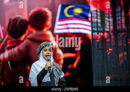 Kuala Lumpur, Malaysia. August 2024. Ein Mädchen tritt während der Befreiungskundgebung auf. Himpunan Pembebasan Palestin, genannt als Palestine Liberation Rally, ist eine malaysische Solidaritätsversammlung, um der Welt zu zeigen, dass Malaysia die Ermordung des Vorsitzenden des Politbüros der Hamas, Ismail Haniyeh, verurteilt und die Befreiung Palästinas weiterhin unterstützen wird. Mehr als zehntausend Menschen haben an der Veranstaltung teilgenommen, um ihre Unterstützung in der Axiata Arena zu zeigen. (Foto: Faris Hadziq/SOPA Images/SIPA USA) Credit: SIPA USA/Alamy Live News Stockfoto