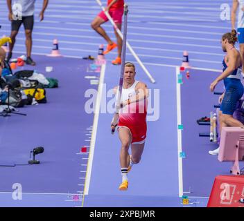 Paris, Ile de France, Frankreich. August 2024. Piotr Lisek (POL), Polen, tritt bei den Olympischen Sommerspielen 2024 in Paris an der Pole Vault-Qualifikation der Männer im Stadion Stade de France an. (Kreditbild: © Walter Arce/ZUMA Press Wire) NUR REDAKTIONELLE VERWENDUNG! Nicht für kommerzielle ZWECKE! Stockfoto