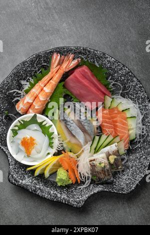 Gemischte Sashimi-Sushi-Platte im japanischen Restaurant auf grauem Hintergrund Stockfoto