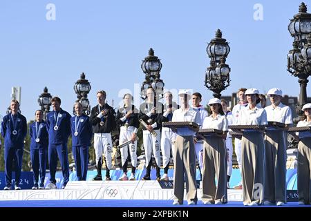 Taylor Knibb, Morgan Pearson, Taylor Spivey, Seth Rider of USA Silbermedaille, Tim Hellwig, Lisa Tertsch, Laura Lindemann, lasse Luhrs of Germany Goldmedaille, Alex Yee, Georgia Taylor-Brown, Samuel Dickinson, Beth Potter of Great Britain Bronze Medaille, Triathlon, Mixed Relay während der Olympischen Spiele 2024 in Paris am 5. August 2024 im Pont Alexandre III in Paris, Frankreich Stockfoto